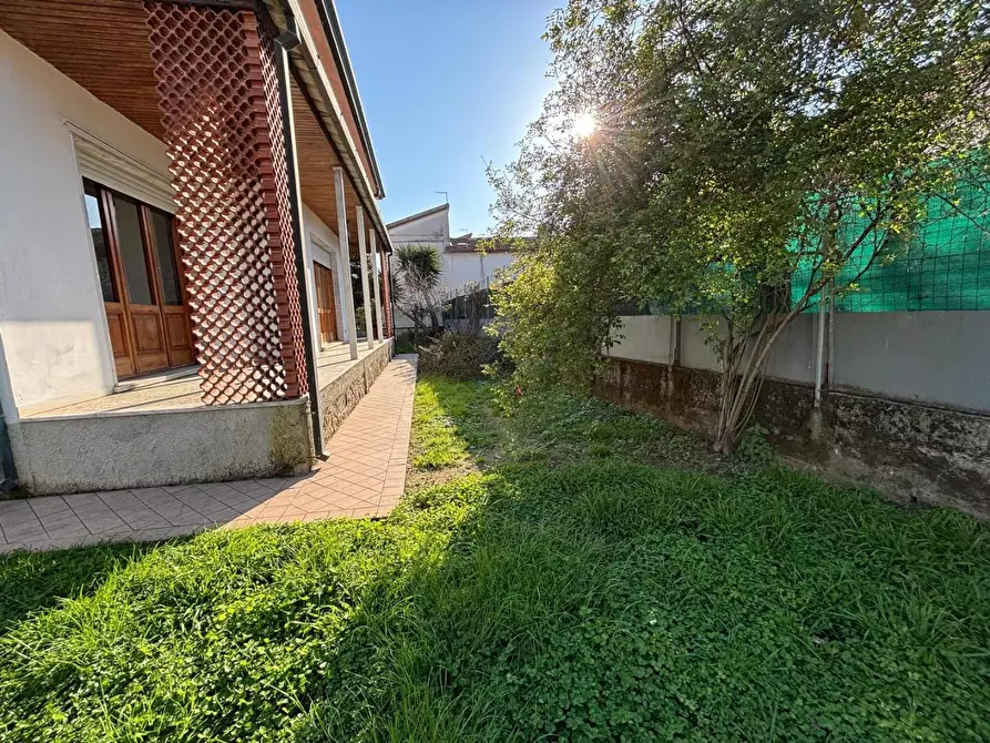 Immagine 20 di Villa in vendita  a Massa