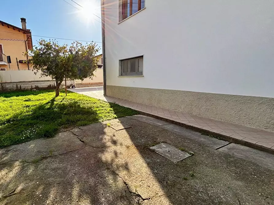 Immagine 25 di Villa in vendita  a Massa