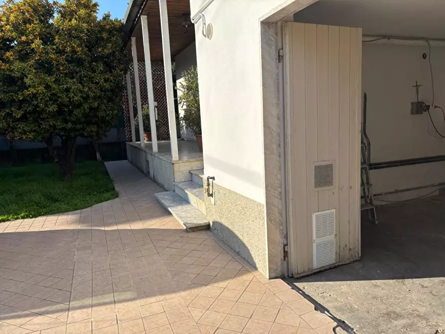 Immagine 14 di Villa in vendita  a Massa