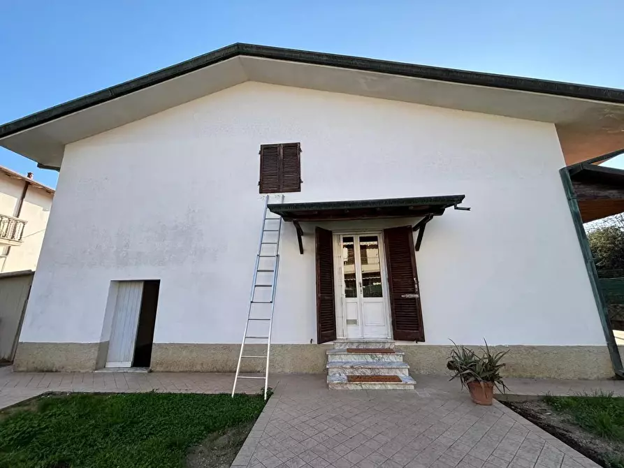 Immagine 22 di Villa in vendita  a Massa