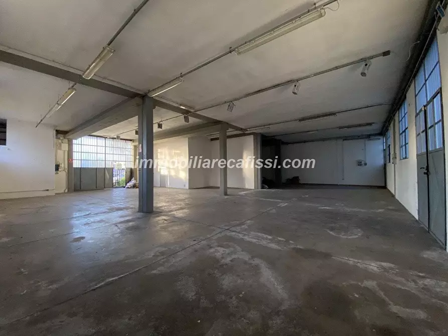 Immagine 25 di Palazzo in vendita  a Prato