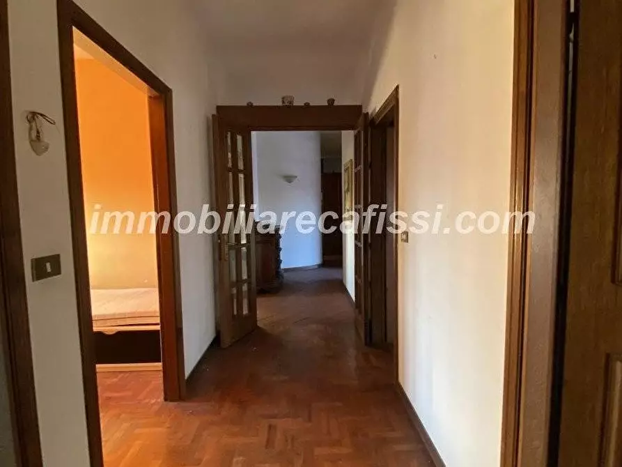 Immagine 11 di Palazzo in vendita  a Prato