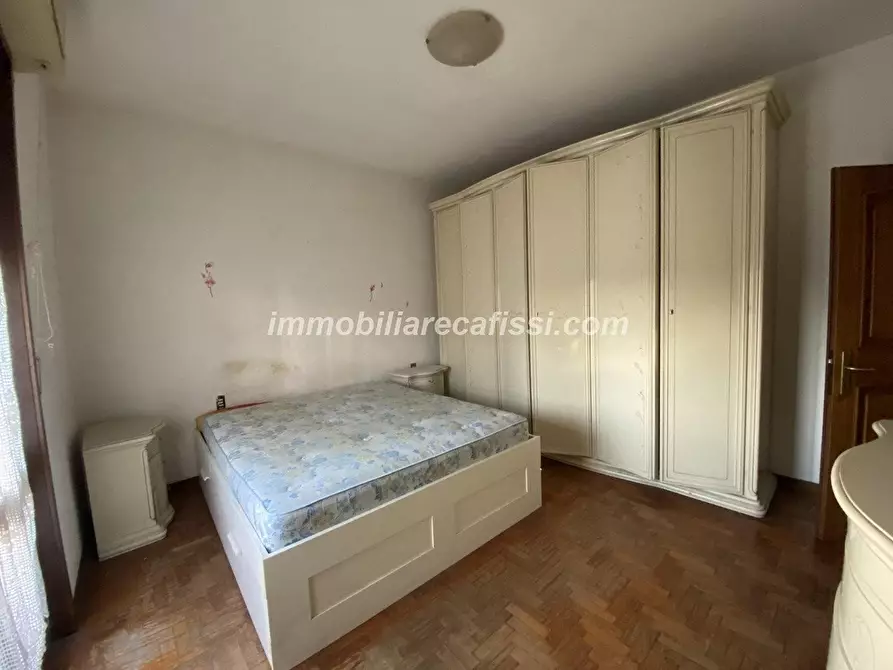 Immagine 15 di Palazzo in vendita  a Prato