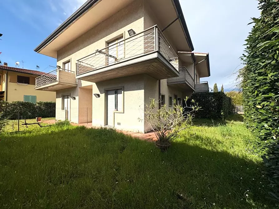 Immagine 1 di Villetta a schiera in vendita  a Massa
