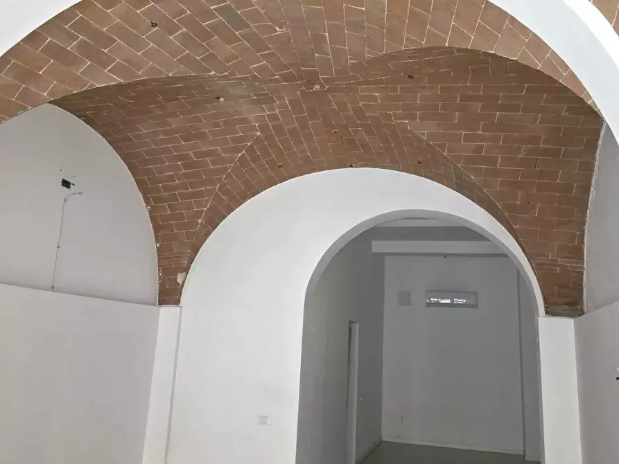 Immagine 1 di Locale commerciale in affitto  a Pontedera