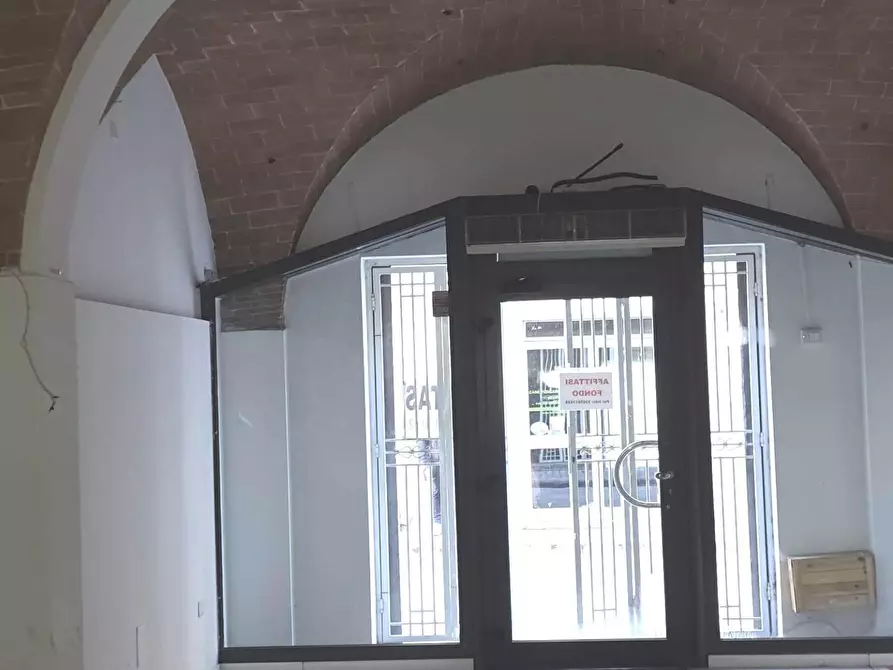 Immagine 7 di Locale commerciale in affitto  a Pontedera