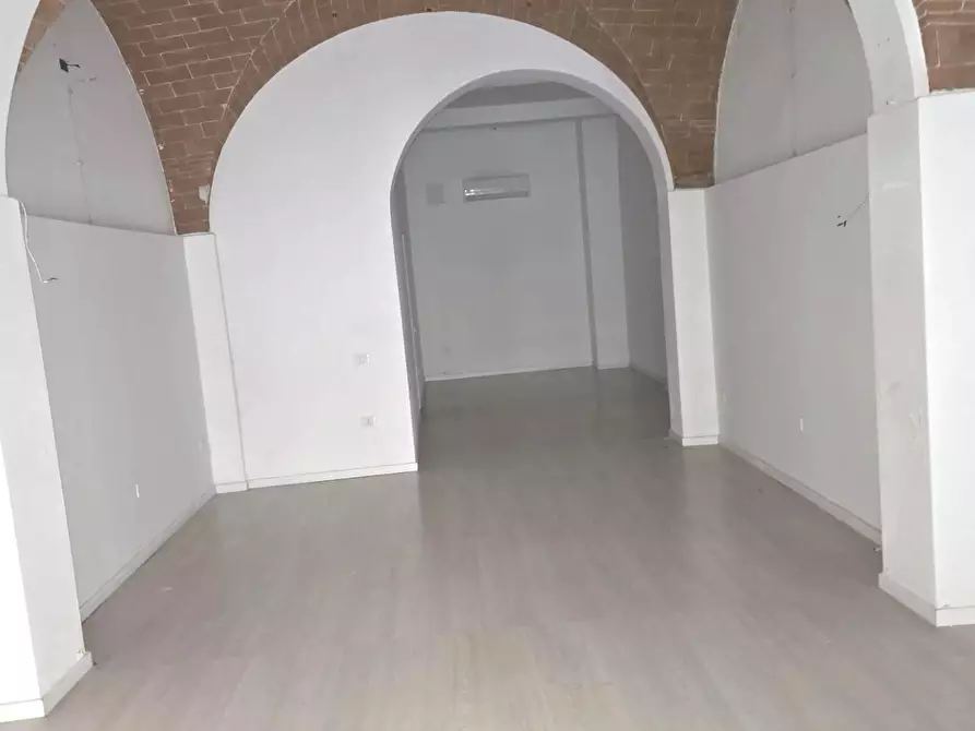 Immagine 2 di Locale commerciale in affitto  a Pontedera