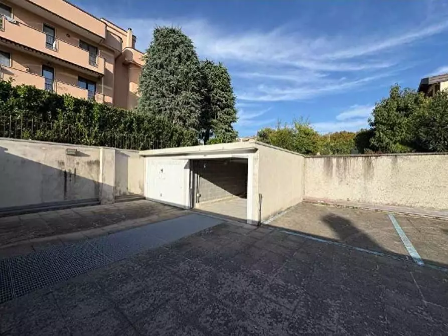 Immagine 1 di Garage in vendita  a Muggiò
