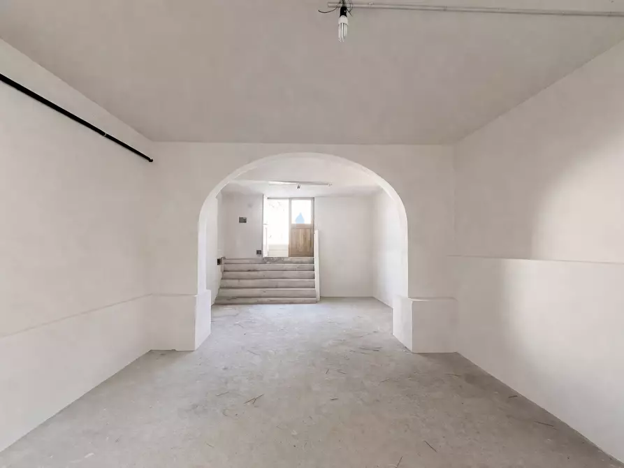 Immagine 10 di Garage in vendita  a Vinci