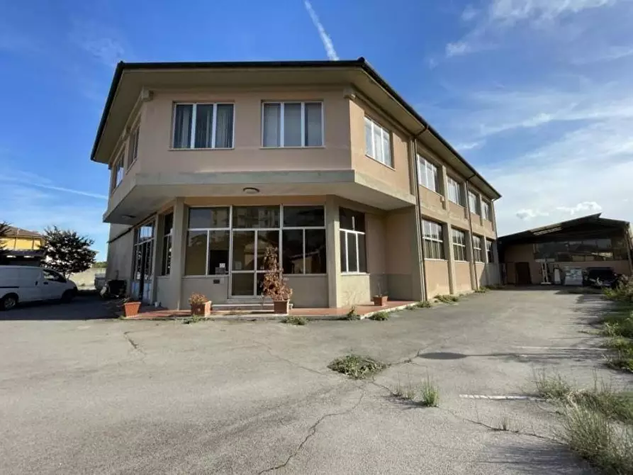 Immagine 1 di Capannone industriale in vendita  a Lucca