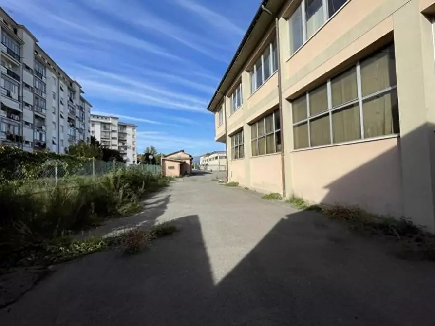 Immagine 2 di Capannone industriale in vendita  a Lucca