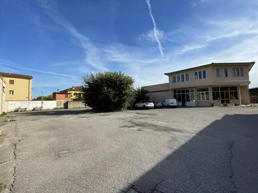 Immagine 3 di Capannone industriale in vendita  a Lucca