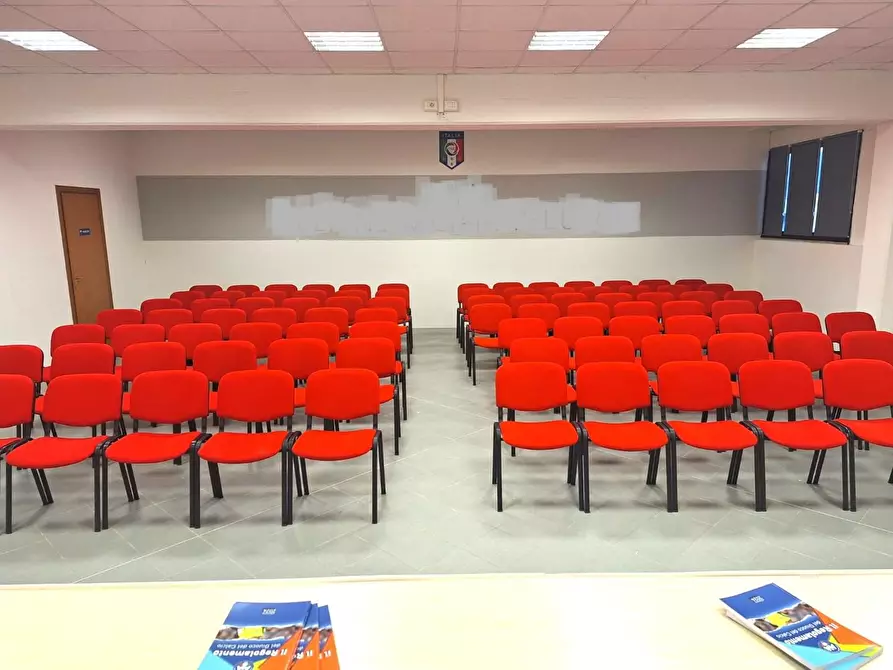 Immagine 8 di Locale commerciale in affitto  a Lucca