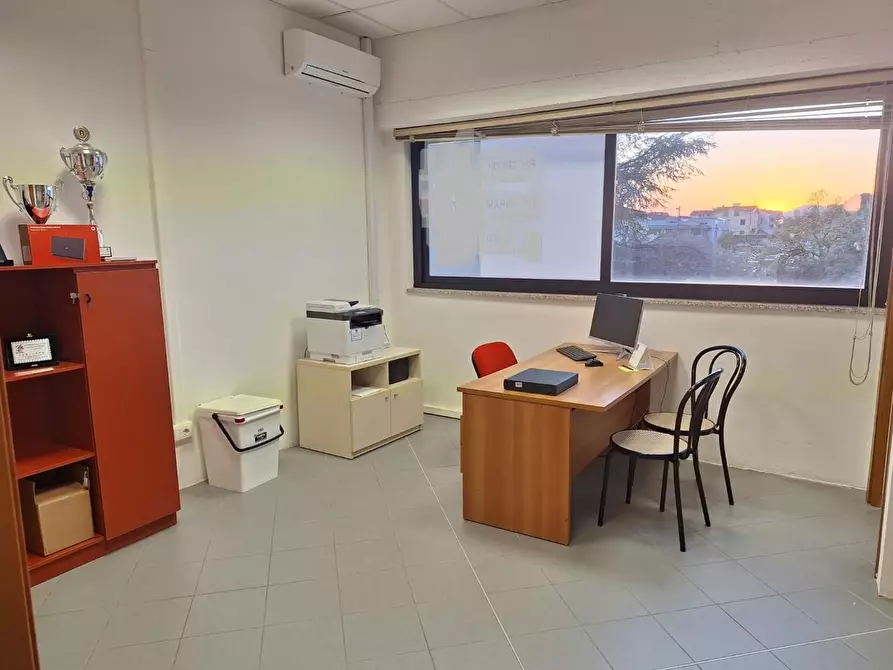 Immagine 15 di Locale commerciale in affitto  a Lucca