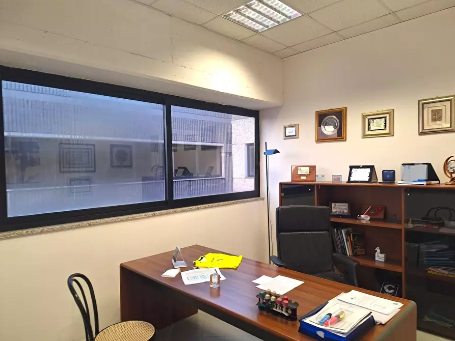 Immagine 19 di Locale commerciale in affitto  a Lucca