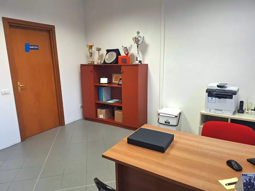 Immagine 18 di Locale commerciale in affitto  a Lucca