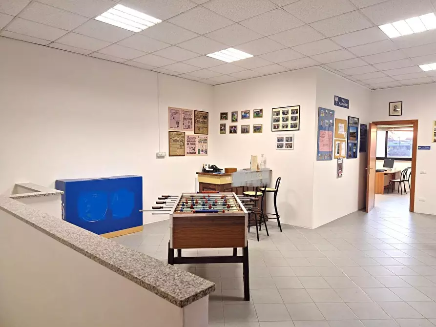 Immagine 4 di Locale commerciale in affitto  a Lucca