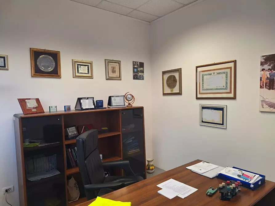 Immagine 17 di Locale commerciale in affitto  a Lucca