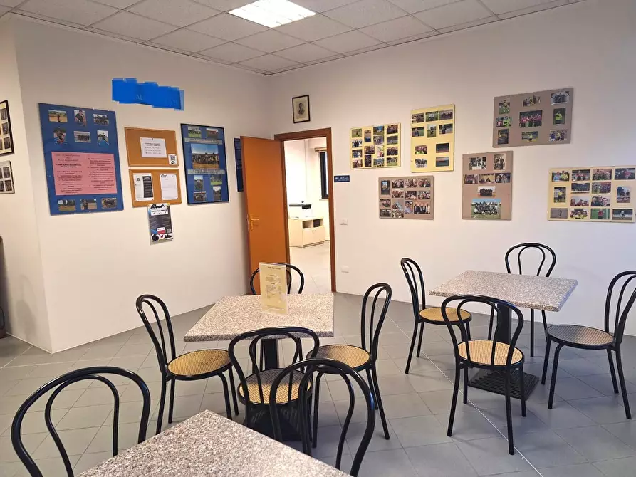 Immagine 12 di Locale commerciale in affitto  a Lucca