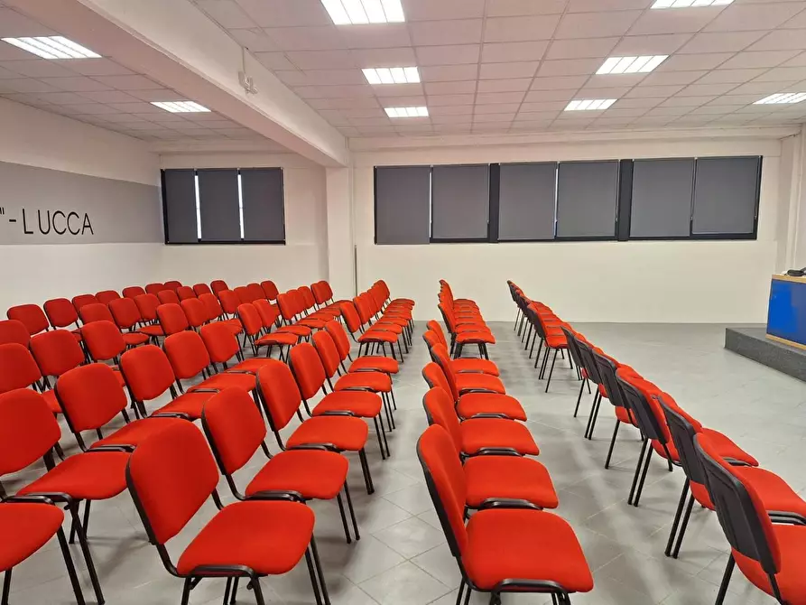 Immagine 1 di Locale commerciale in affitto  a Lucca