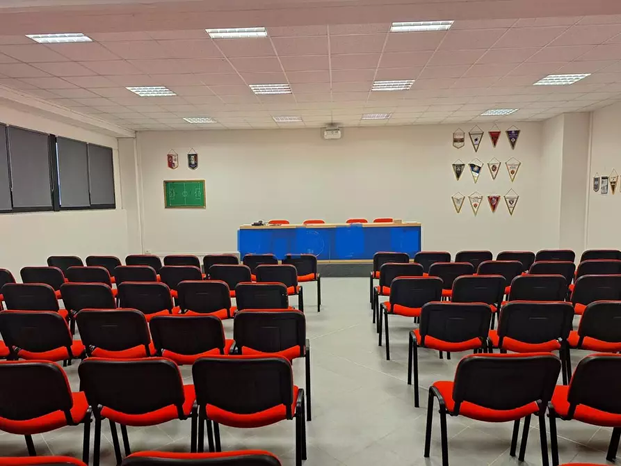 Immagine 7 di Locale commerciale in affitto  a Lucca