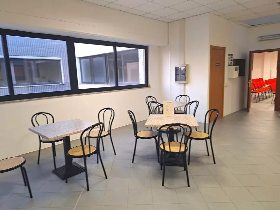 Immagine 14 di Locale commerciale in affitto  a Lucca