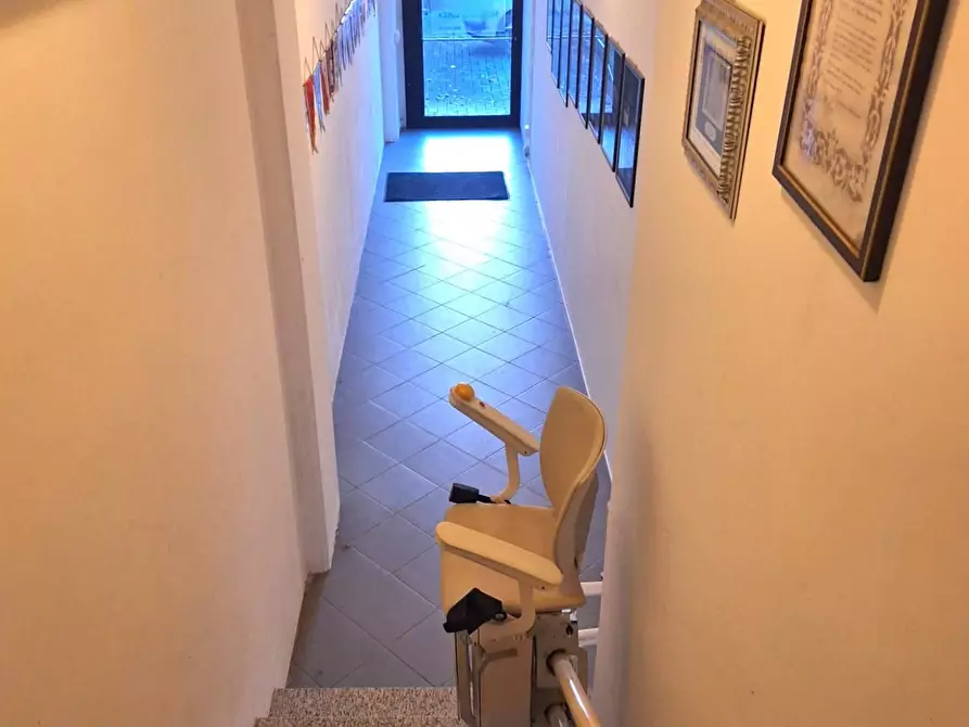 Immagine 2 di Locale commerciale in affitto  a Lucca