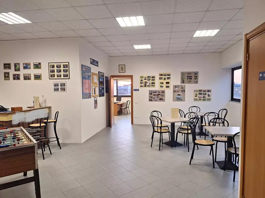 Immagine 9 di Locale commerciale in affitto  a Lucca