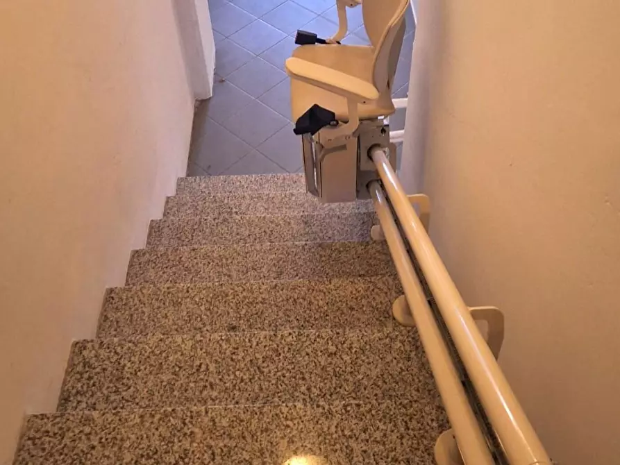 Immagine 3 di Locale commerciale in affitto  a Lucca