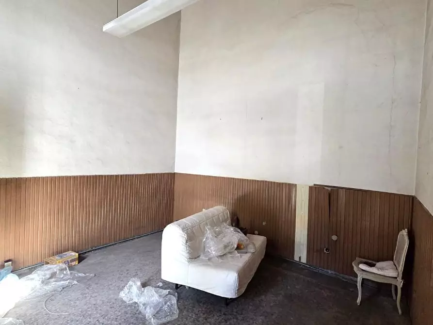 Immagine 8 di Locale commerciale in vendita  a Lucca