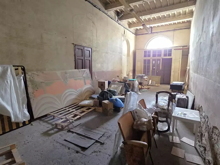 Immagine 1 di Locale commerciale in vendita  a Lucca