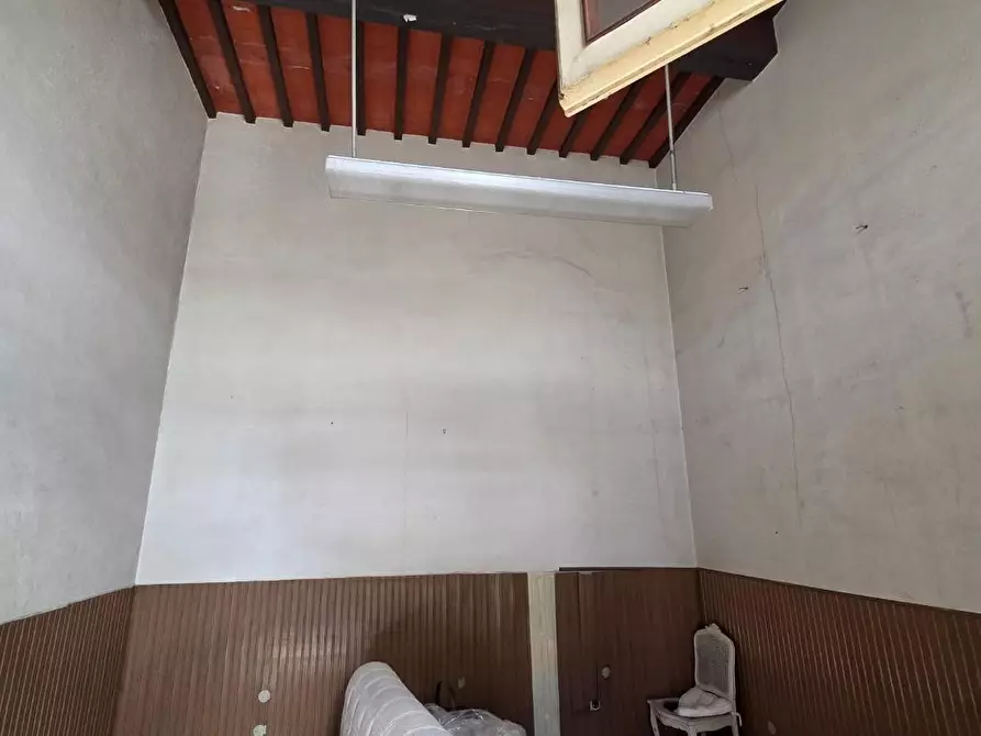 Immagine 10 di Locale commerciale in vendita  a Lucca