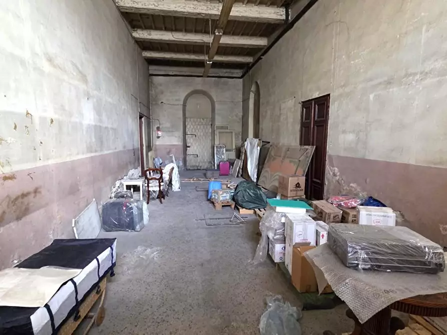 Immagine 2 di Locale commerciale in vendita  a Lucca