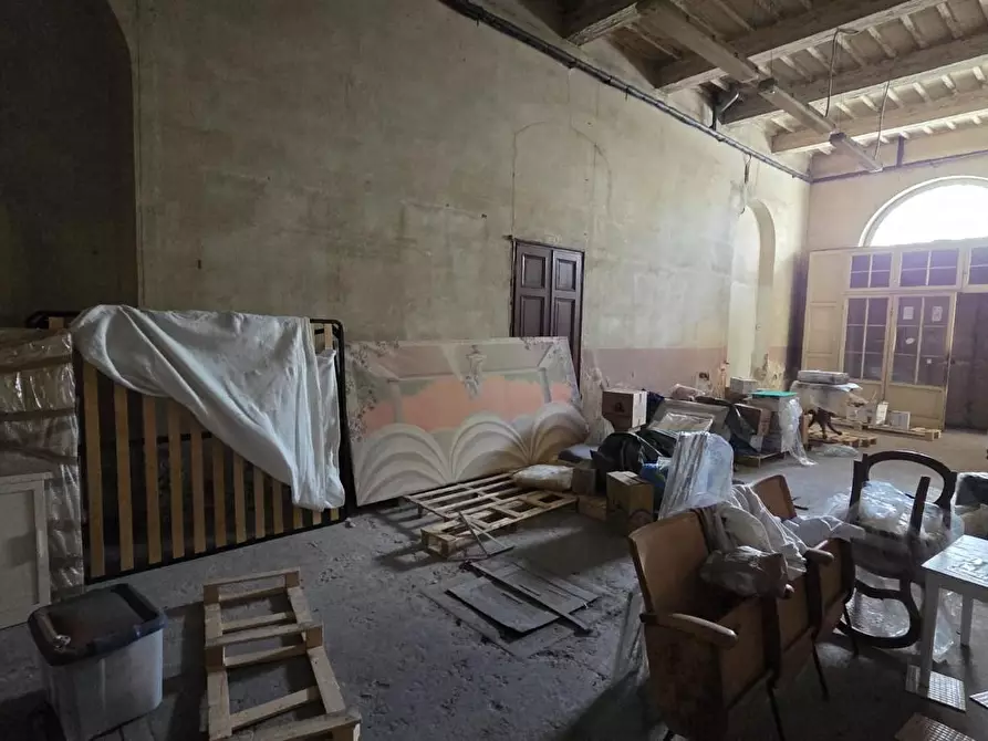 Immagine 4 di Locale commerciale in vendita  a Lucca