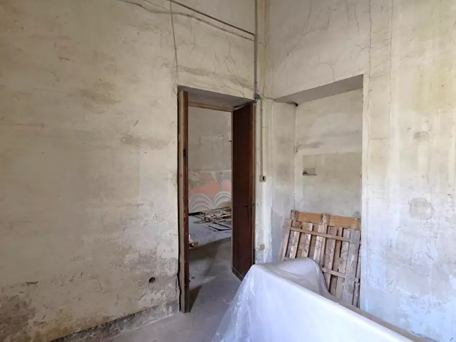 Immagine 7 di Locale commerciale in vendita  a Lucca