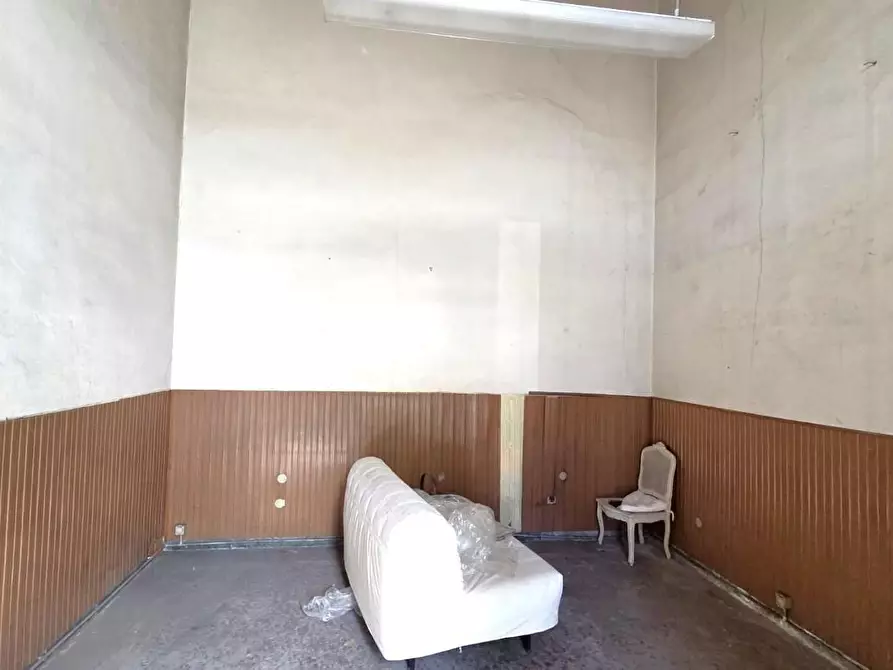 Immagine 9 di Locale commerciale in vendita  a Lucca