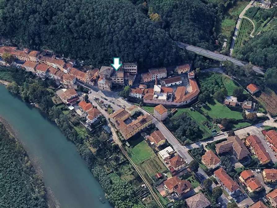 Immagine 2 di Capannone industriale in vendita  a Lucca