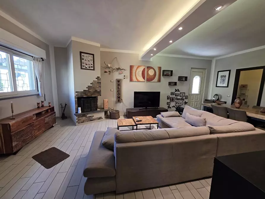 Immagine 1 di Casa semindipendente in vendita  a Viareggio