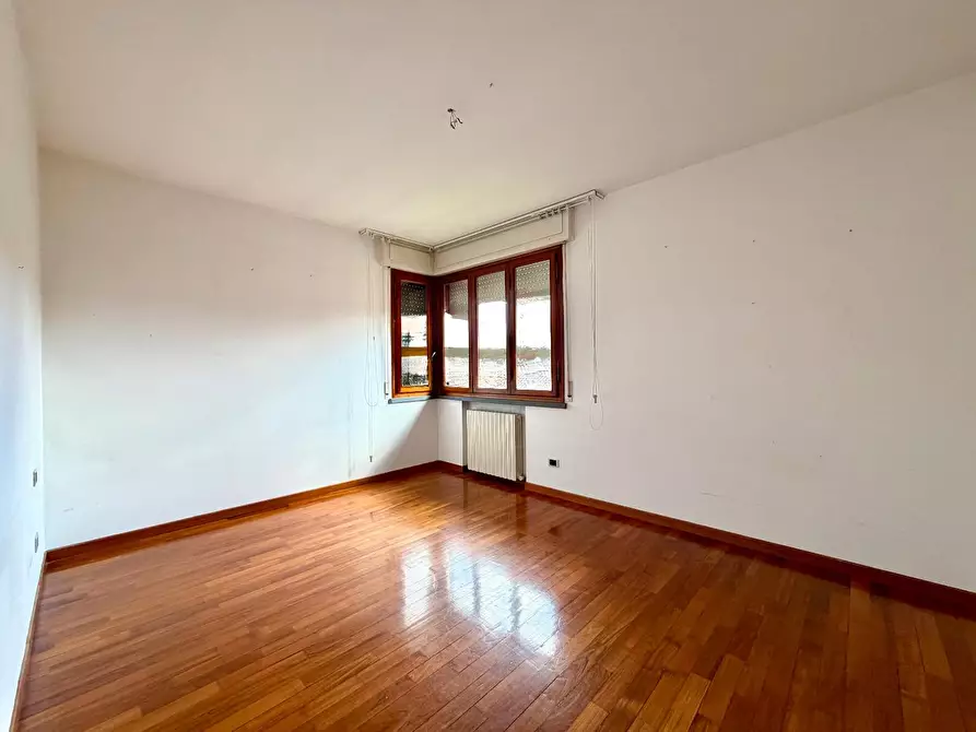 Immagine 12 di Appartamento in vendita  a Lucca