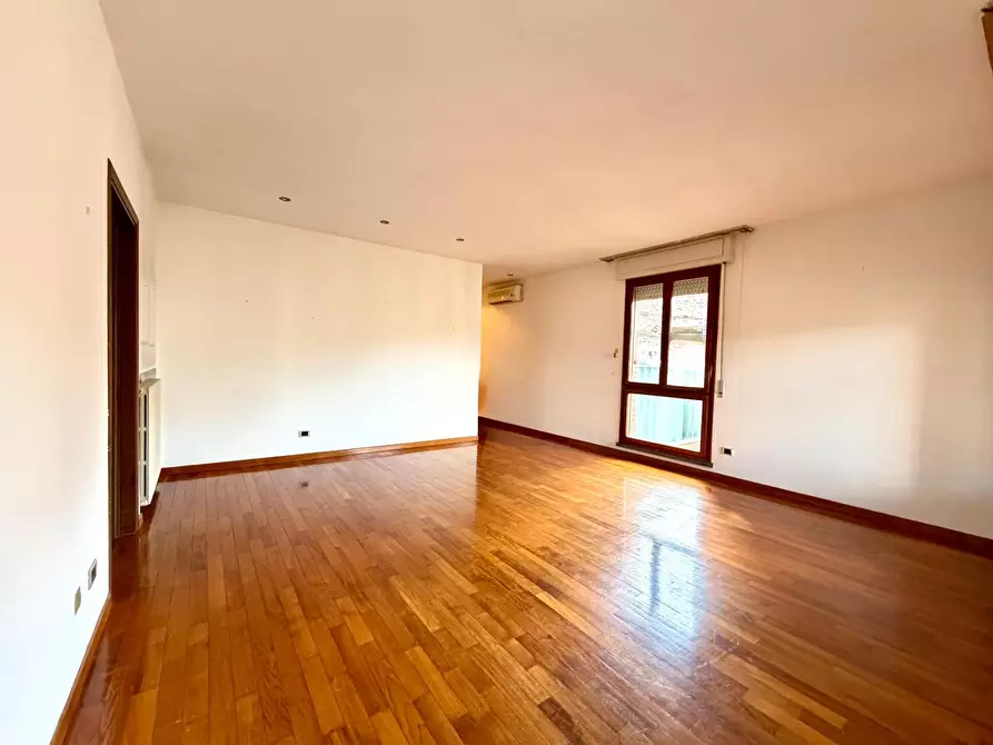 Immagine 4 di Appartamento in vendita  a Lucca