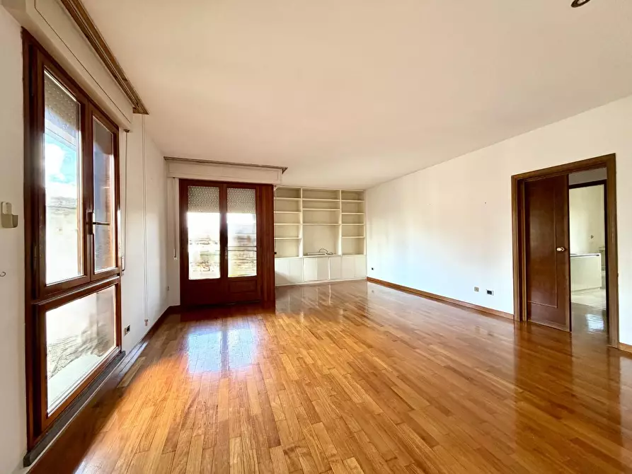 Immagine 23 di Appartamento in vendita  a Lucca