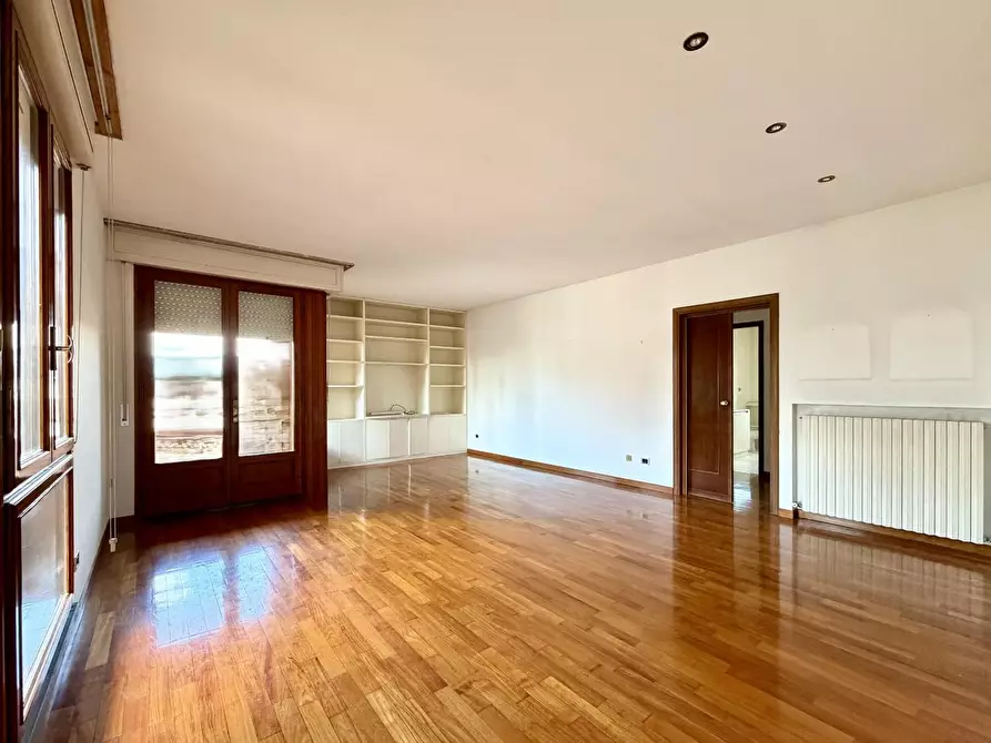 Immagine 2 di Appartamento in vendita  a Lucca