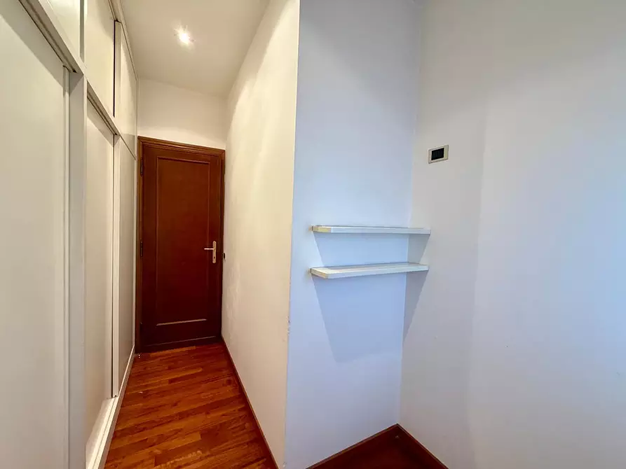 Immagine 17 di Appartamento in vendita  a Lucca