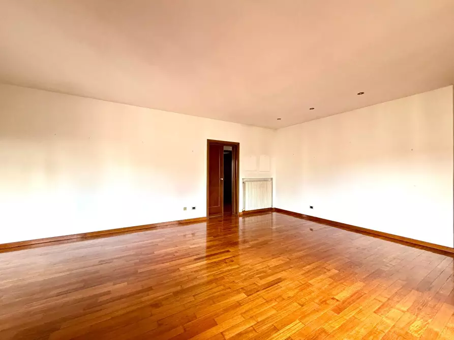 Immagine 5 di Appartamento in vendita  a Lucca