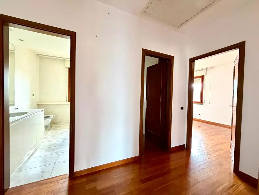 Immagine 9 di Appartamento in vendita  a Lucca