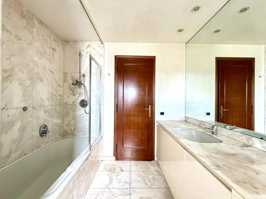 Immagine 20 di Appartamento in vendita  a Lucca