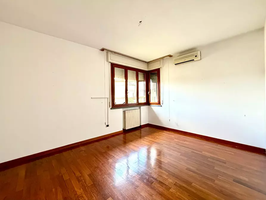 Immagine 26 di Appartamento in vendita  a Lucca