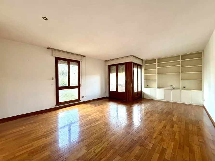 Immagine 1 di Appartamento in vendita  a Lucca