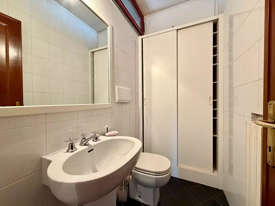 Immagine 21 di Appartamento in vendita  a Lucca