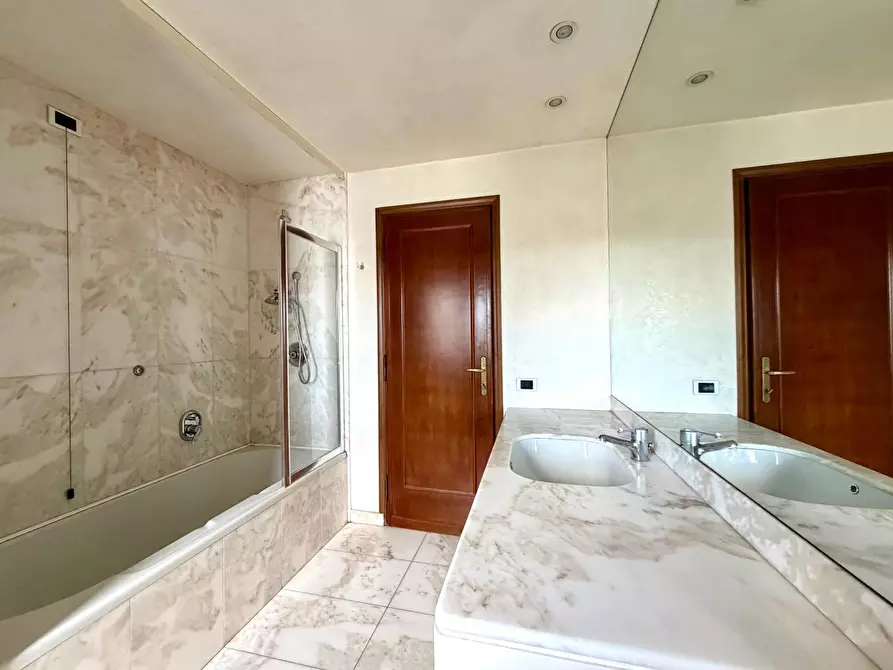 Immagine 19 di Appartamento in vendita  a Lucca